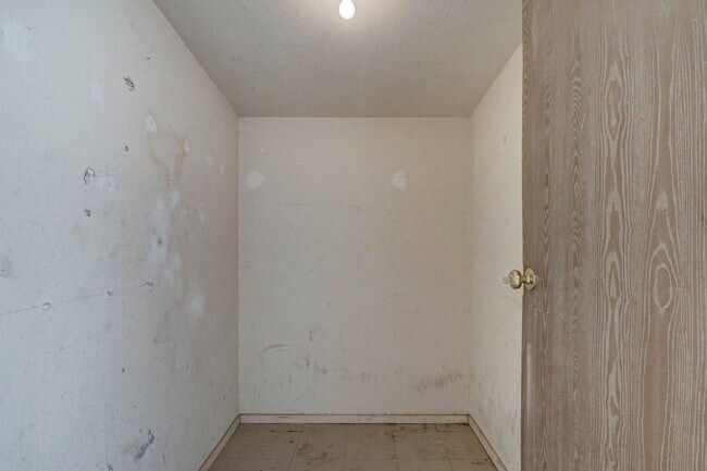 Building Photo - 1114 E Bisnaga St