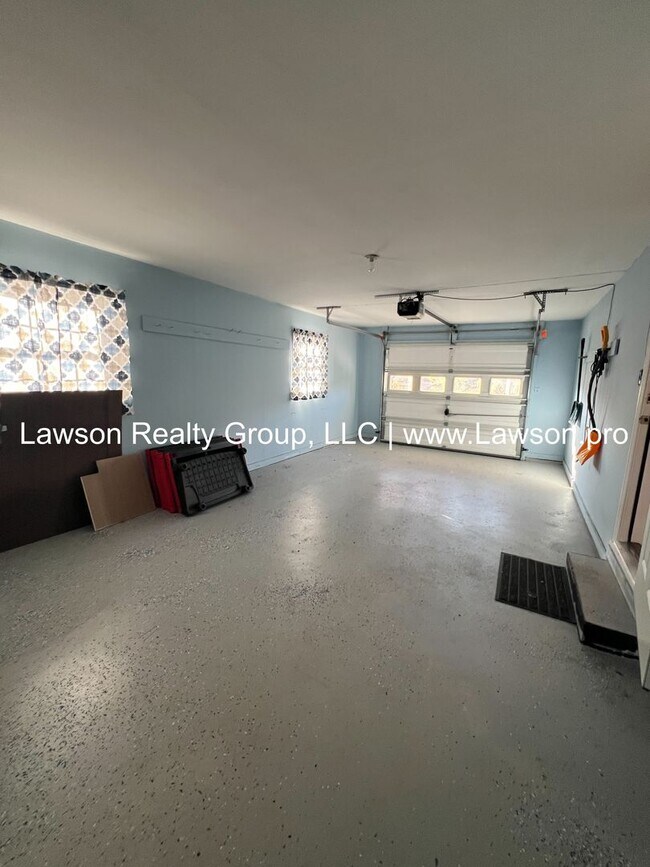 Building Photo - Very Nice & Spacious Home in Hidden Valley Neighborhood - Pet Friendly!