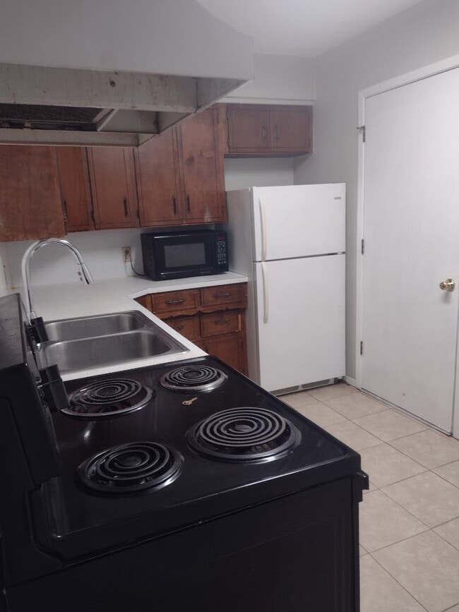 Building Photo - 101 E Ave B