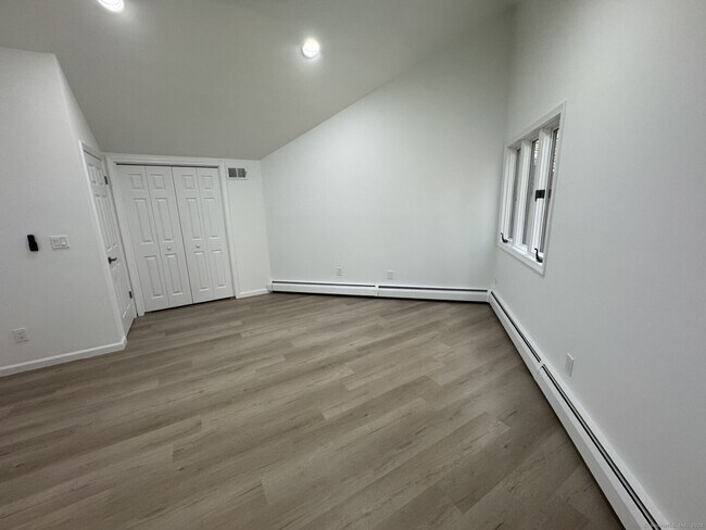 Building Photo - 4 Earls Ct