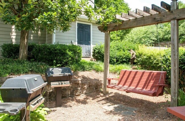 Building Photo - 2025 Woodmont Blvd