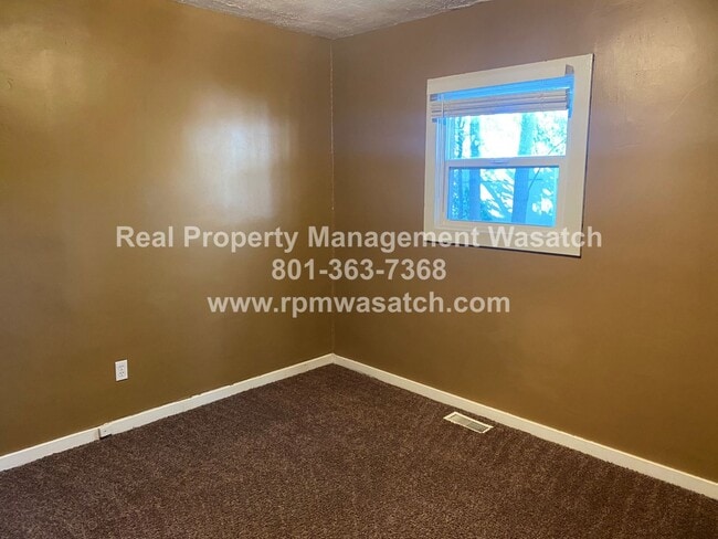 Building Photo - Come See This 4 Bedroom 1.5 bathroom single family home!!