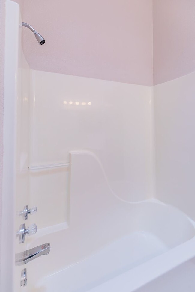 Building Photo - Inviting 3 Bed 2 Bath - Pet Friendly!