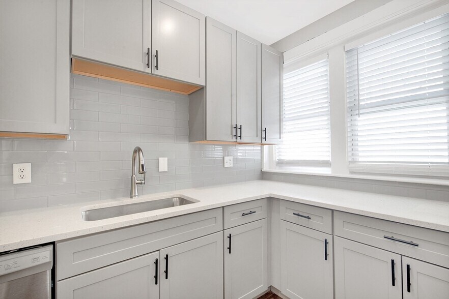 Building Photo - 105 School St