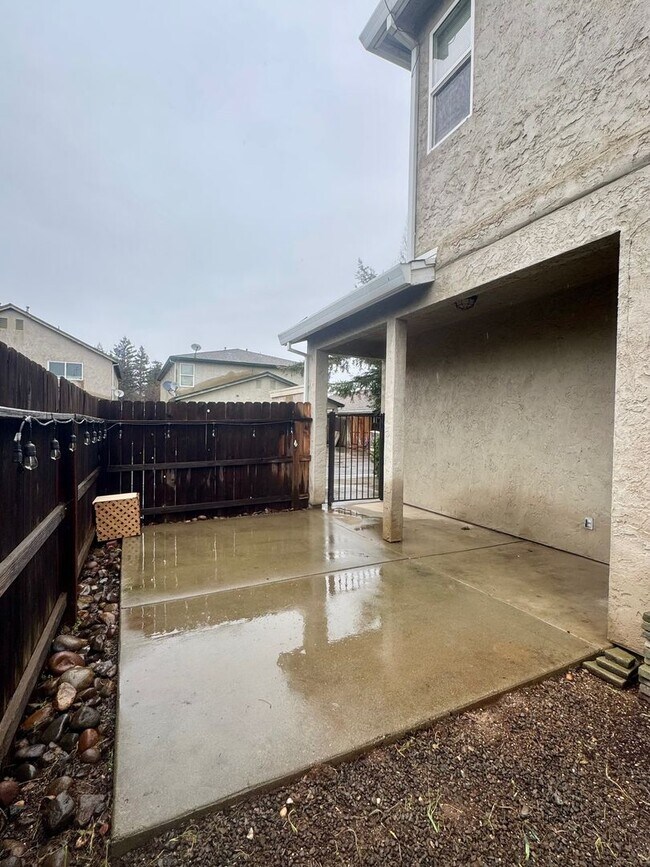 Building Photo - Fantastic 3 Bedroom, 2.5 Bath Townhouse!