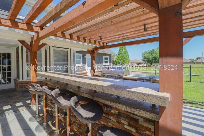 Building Photo - Incredible 4 Bedroom 4 Bath Home in Owasso!!!