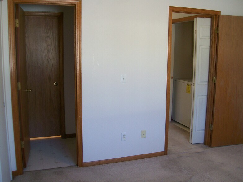 Building Photo - 2900 Ross Dr