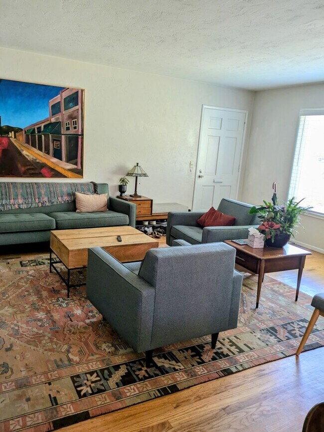 Building Photo - Charming 3-bedroom Home Plus Office on Upp...