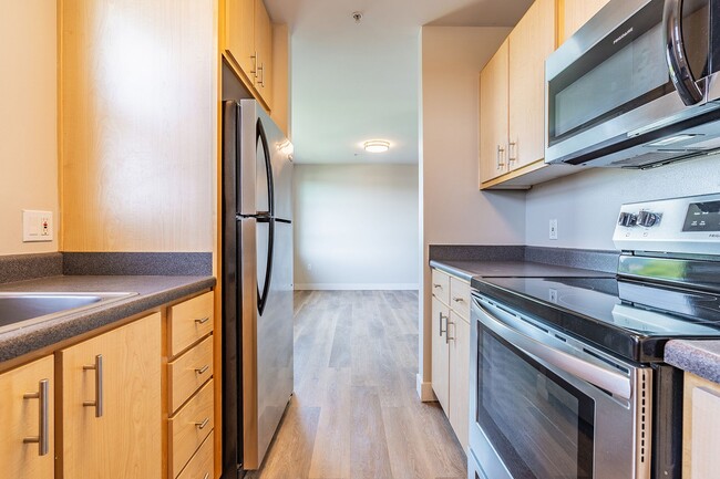 Building Photo - Huge Central Area Studio with PARKING and ...