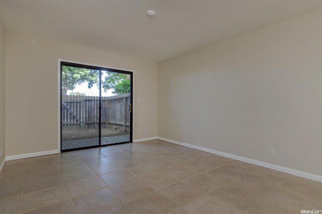 Building Photo - Stonegate Condo in fabulous West Davis location!