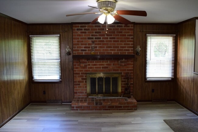 Building Photo - Midlothian - Brick Ranch with 2 full baths!