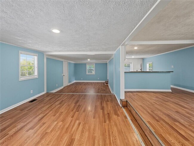 Building Photo - 3542 Shoreland Dr