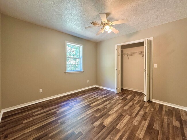 Building Photo - 2/1 Updated Rental Just North of Batesvill...