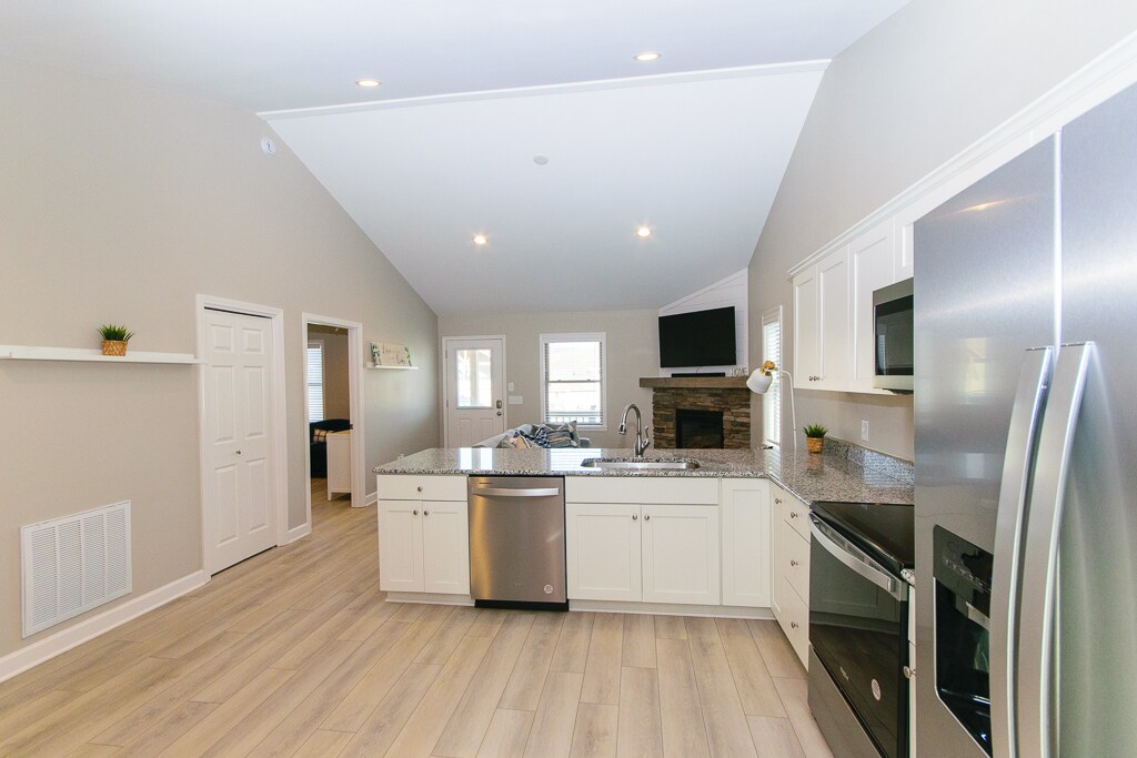 large updated kitchen - 586 Townhomes Pl