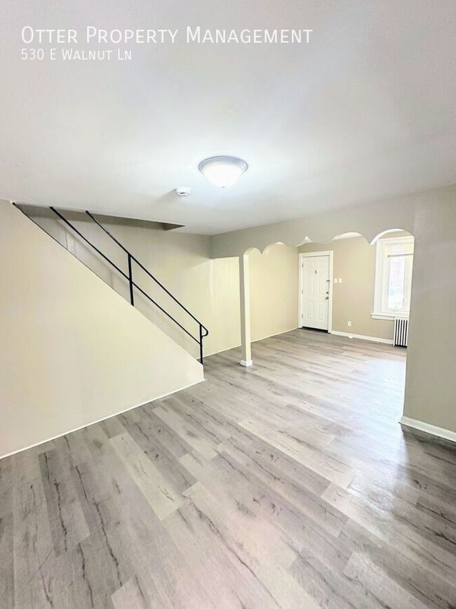 Building Photo - 530 E Walnut Ln