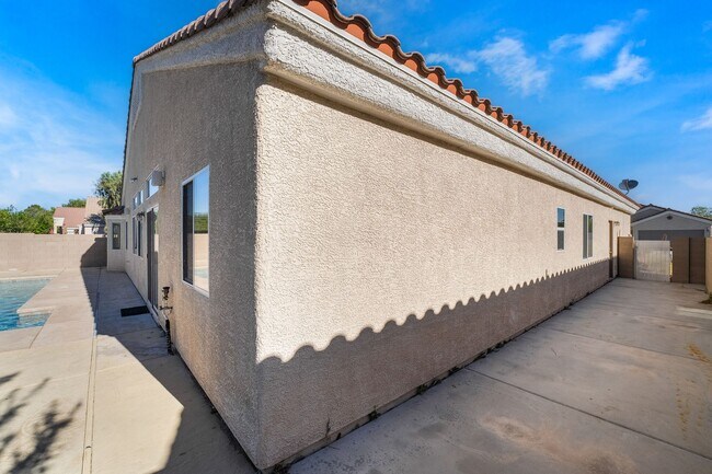 Building Photo - Charming Home with 2 Primary Bedrooms with...