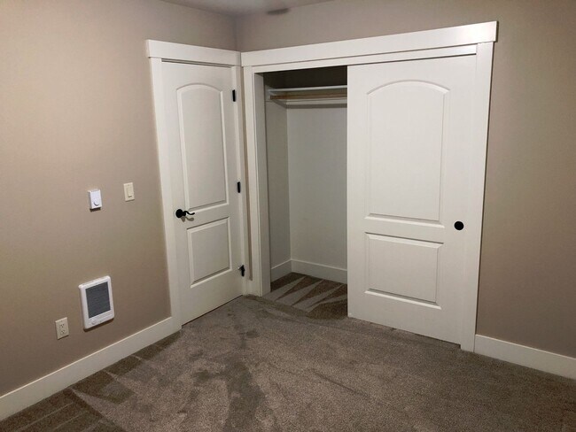 Building Photo - Beautiful Three Bedroom Duplex in South Salem