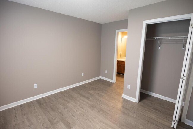 Building Photo - 130 Hawthorne Oaks Way