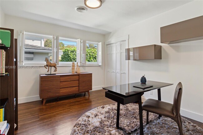 Building Photo - 408 Como Ave