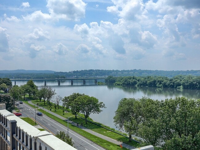 Building Photo - 1525 N Front St