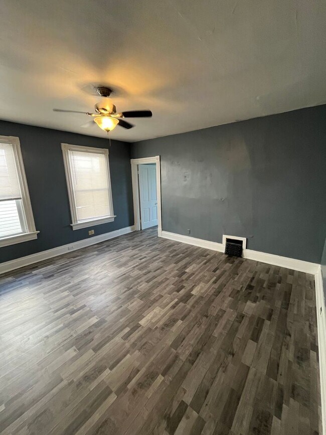 Building Photo - 2106 Lawn Ave
