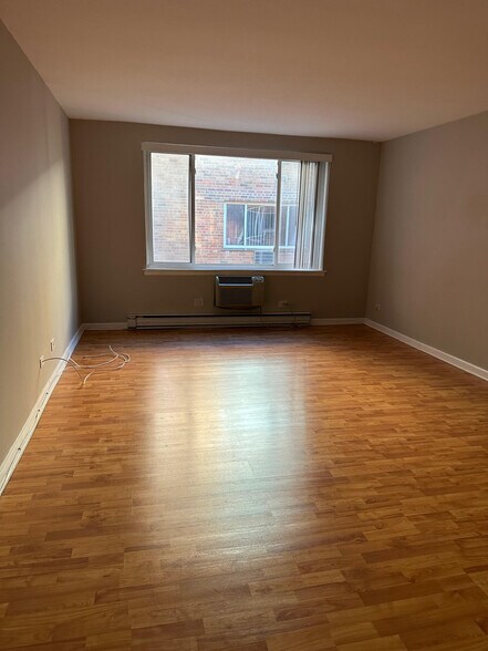 Building Photo - 3825 N Pine Grove Ave