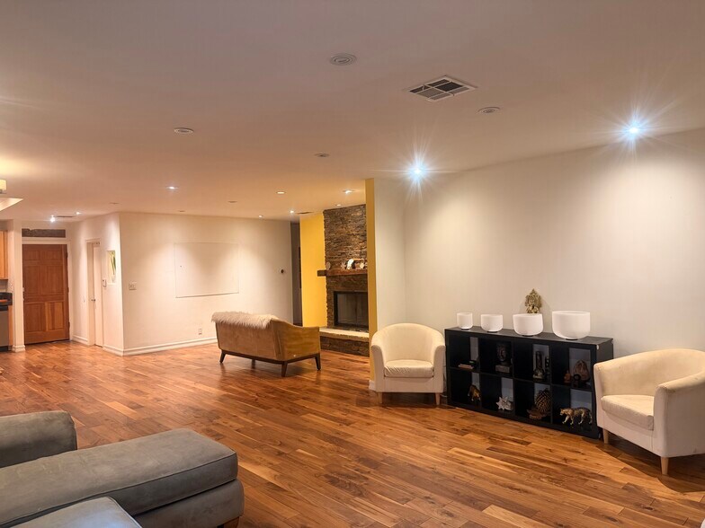 Building Photo - 22453 Clarendon St