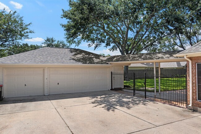 Building Photo - 15106 Vista Heights Dr