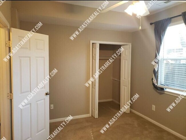 Building Photo - Spacious Remodeled 2 Bed/2 Bath in Lawrenc...