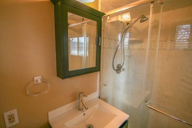 Building Photo - 2 Bed | 2 Bath in South Tulsa!