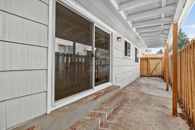 Building Photo - 4 bedroom: Single Level SE Portland Home