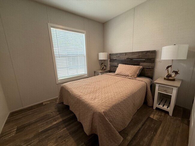 Building Photo - 6702 Lakewood Dr