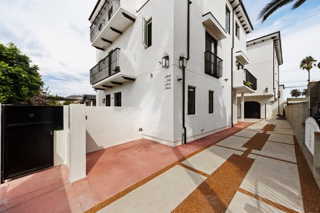 Building Photo - Bright and Spacious Newly Renovated Townhome | 5 Bedroom | 5 Bathroom | Parking Included