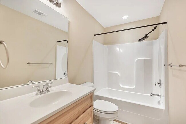 Building Photo - Charming 3-Bedroom Haven with 2 Full Baths...