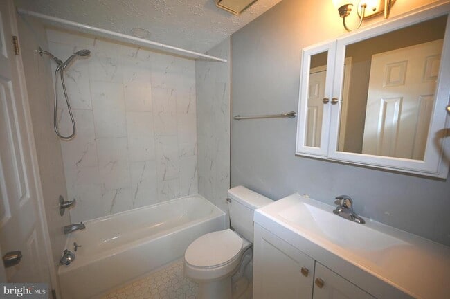 Building Photo - 2103 Tanglewood Dr