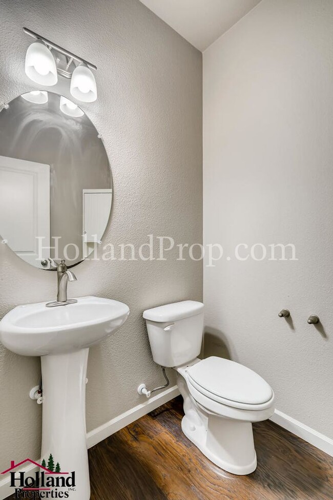 Building Photo - Charming 4-Bedroom Home Near Parks and Tra...