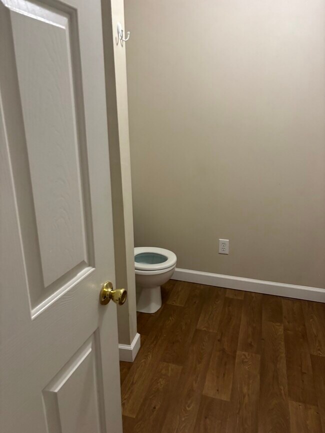 Building Photo - 162 W Hampton St