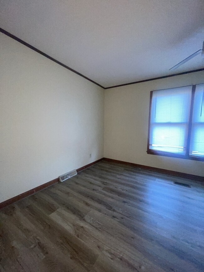 Building Photo - 3 Bedroom 2 Bathroom