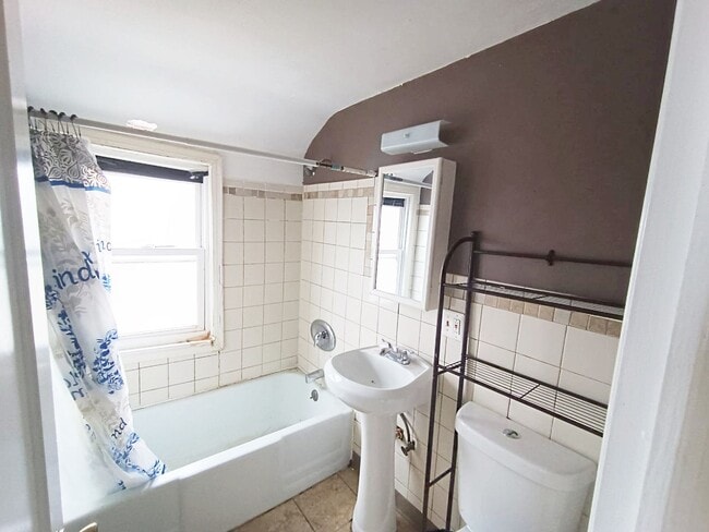Building Photo - 2 BED 1 BATH BEAUTIFUL SINGLE FAMILY HOME ...