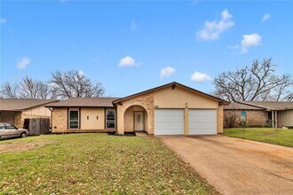 Building Photo - Nice 3 Bedroom, 2 Full Bath Home Located in SW Ft. Worth!