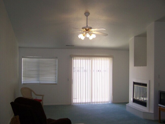 Building Photo - Cozy 2 Bed 2 Bath