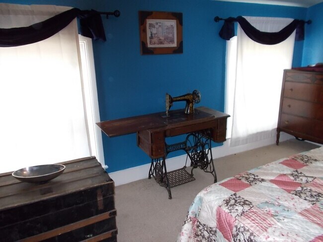 Building Photo - 628 Center St