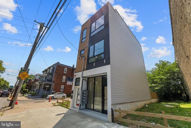 Building Photo - 3934 W Girard Ave