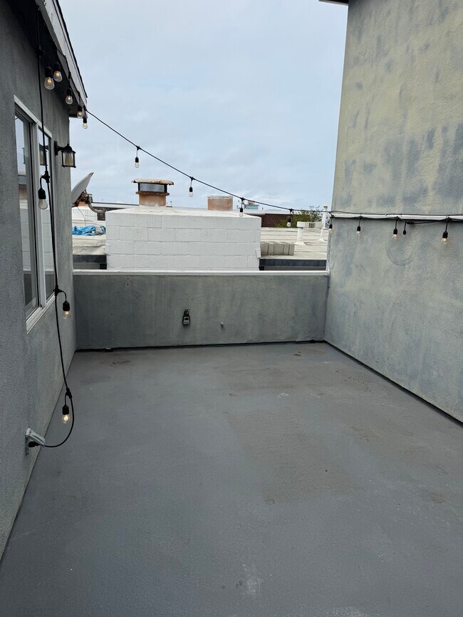 Building Photo - 305 17th Plz