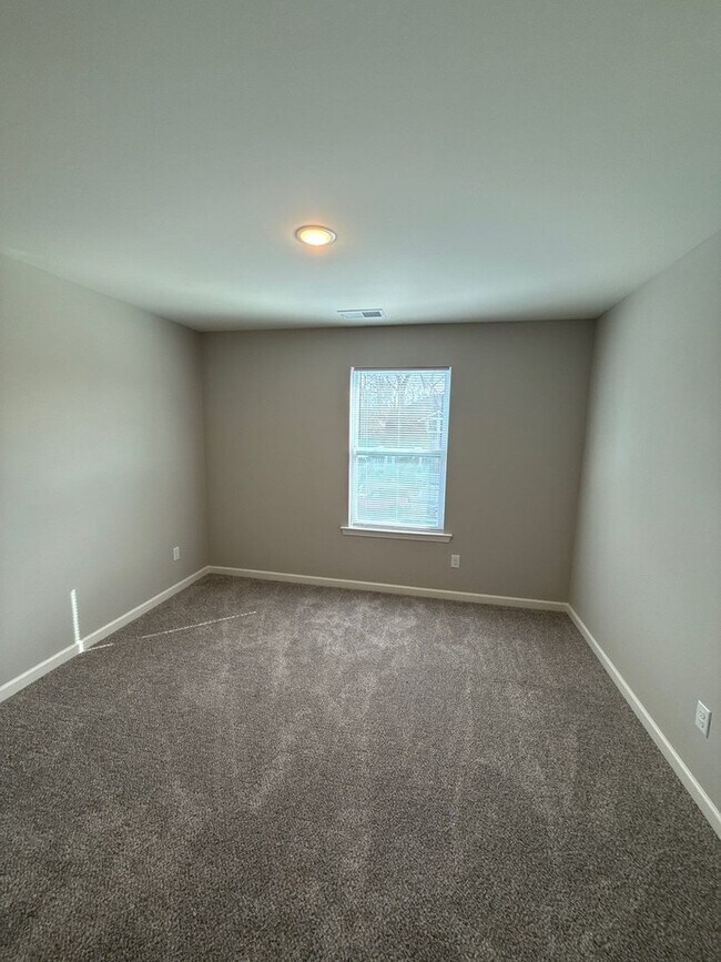 Building Photo - 1046 Greenlaw Ave