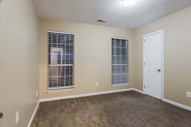 Building Photo - 144 Carriage Dr