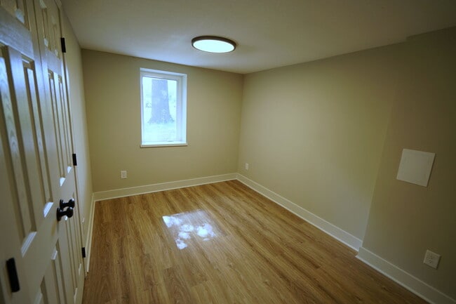 Building Photo - 1104 N 1200 Rd