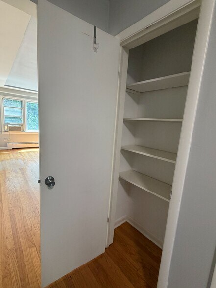Building Photo - 5558 W Wilson Ave