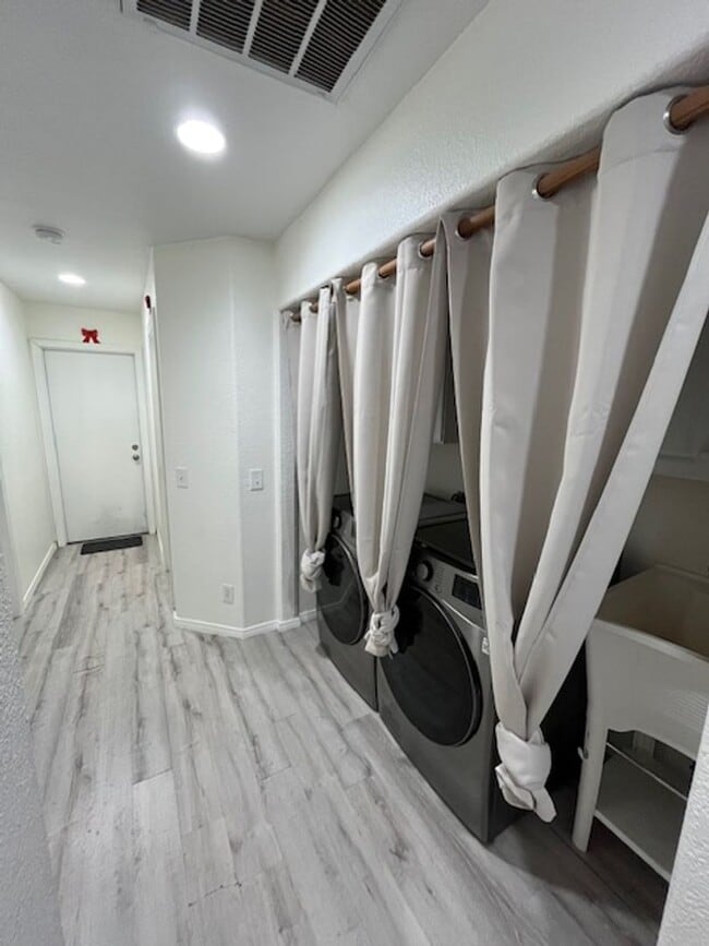 Building Photo - High in La Quinta Cove