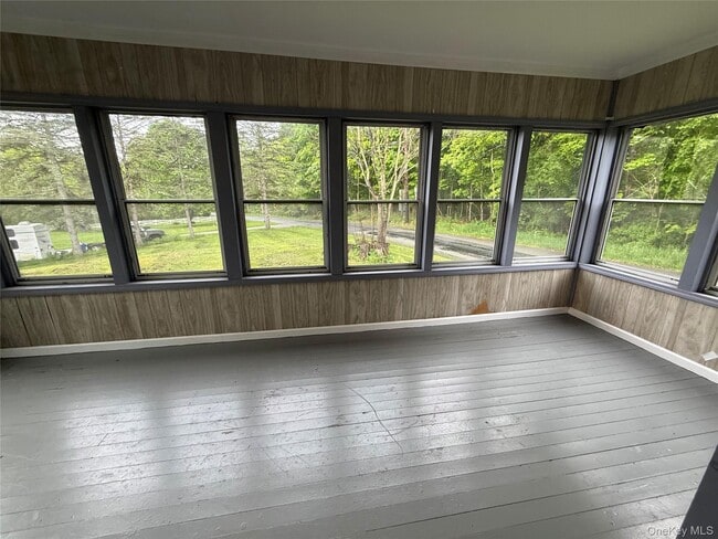 Building Photo - 10 Crans Rd